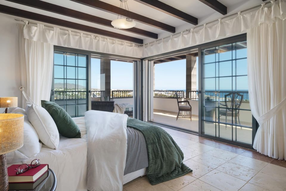 Villa Costa Roja con vistas al mar, piscinas, jacuzzi, mini golf y pádel en Montaña Roja Villa in Playa Blanca