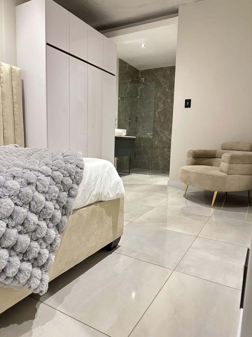 Bed, Photo of the whole room, Seating area, Bedroom