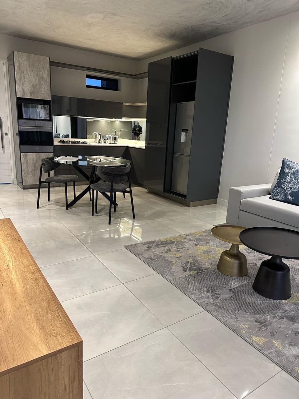Kitchen or kitchenette, Living room, Seating area, Dining area, oven