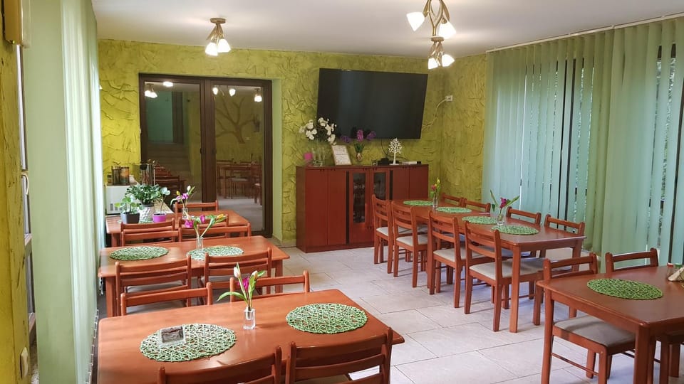 Communal lounge/ TV room, Breakfast