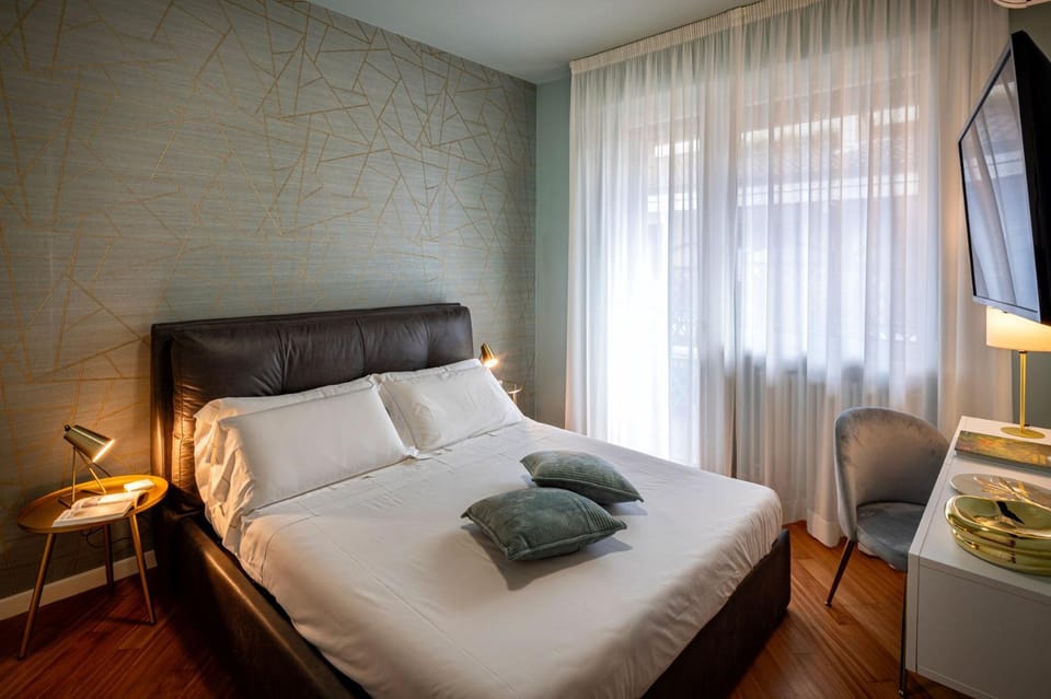 Bed, TV and multimedia, Photo of the whole room, Bedroom