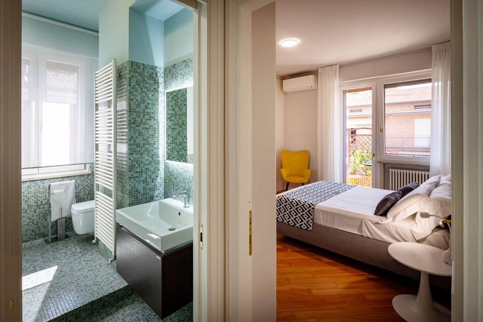 Shower, Toilet, Bathroom, bidet, towels