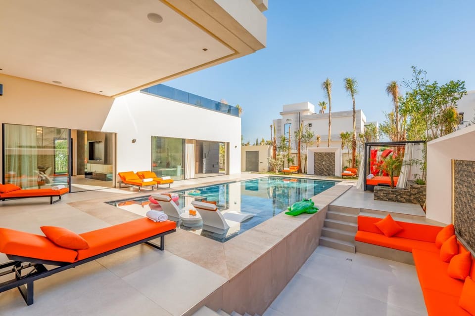 Day, Seating area, Evening entertainment, Swimming pool, sunbed
