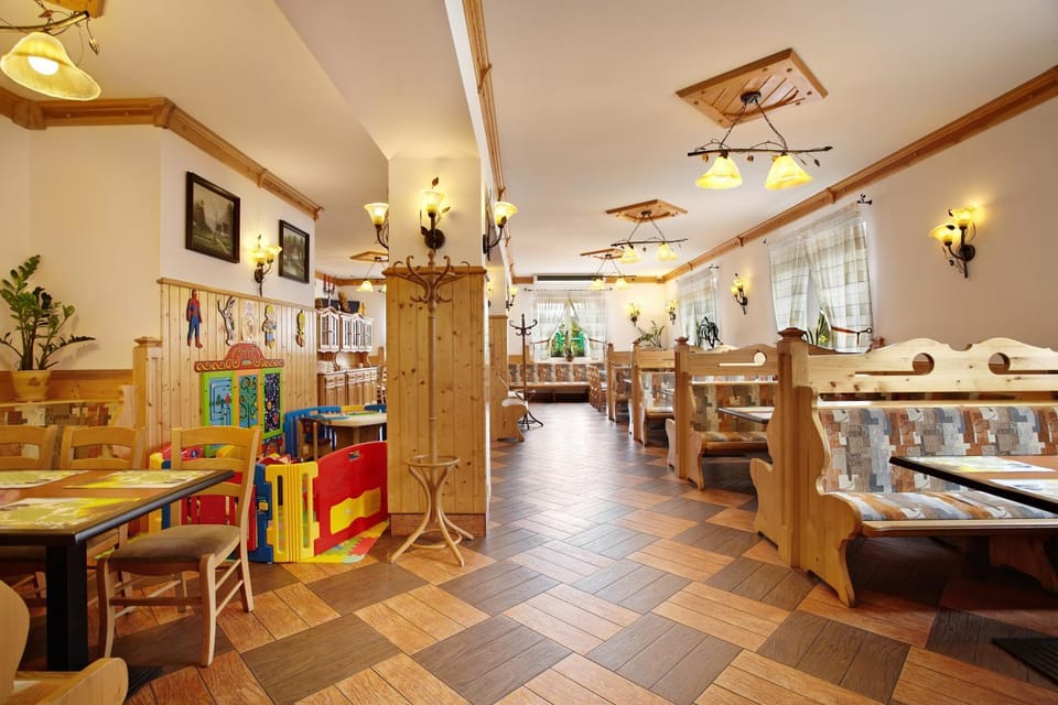 Restaurant/places to eat, Lounge or bar