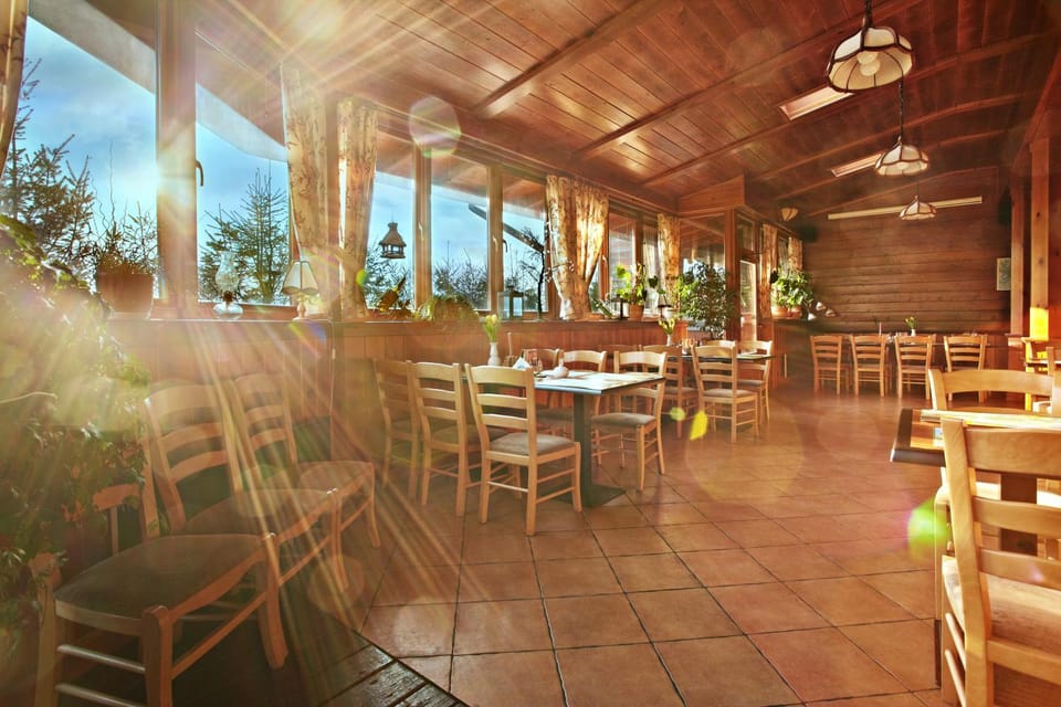 Restaurant/places to eat, Balcony/Terrace