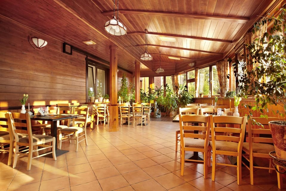 Restaurant/places to eat, Balcony/Terrace