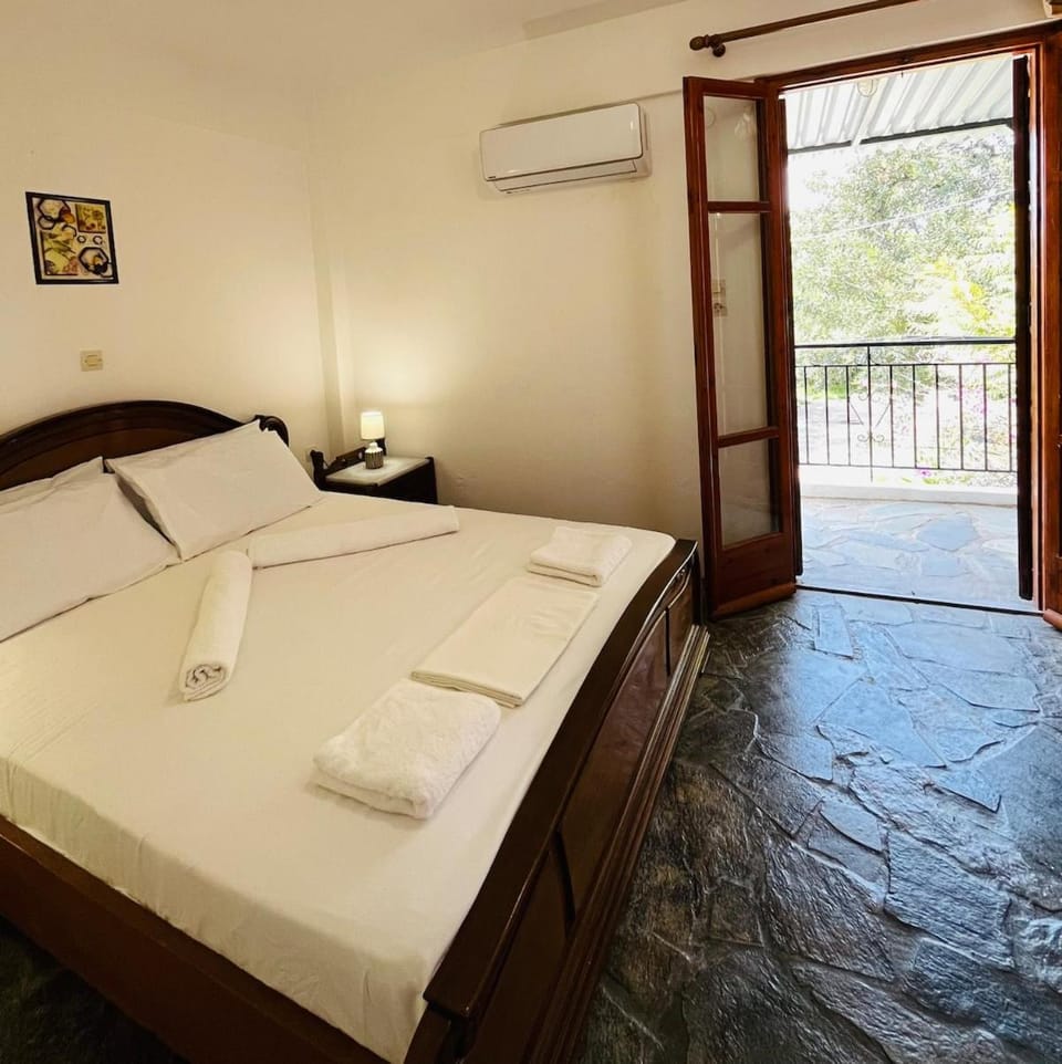 Bed, Photo of the whole room, Bedroom, towels, air conditioner