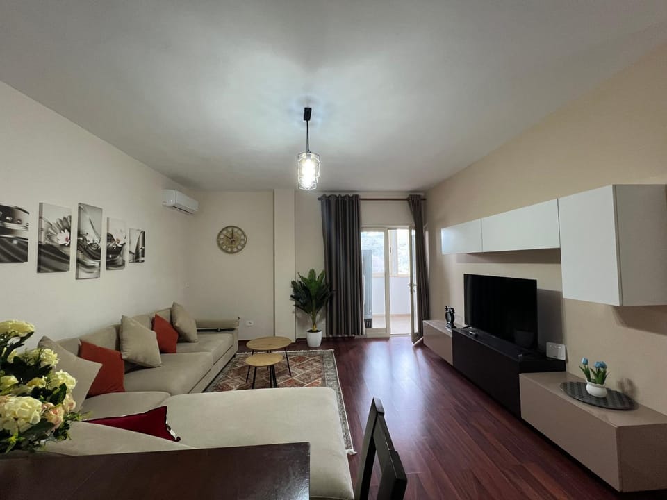 Communal lounge/ TV room, TV and multimedia, Living room, Seating area, Evening entertainment