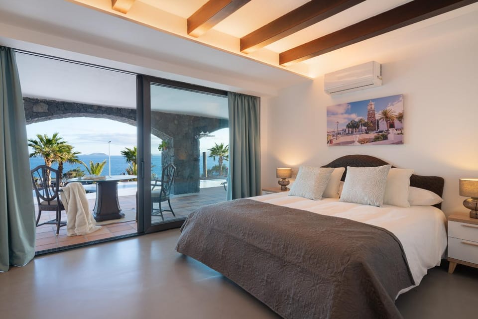 Villa Los Arcos, piscina privada climatizada y jacuzzi con maravillosas vistas al islote de Lobos Villa in Playa Blanca