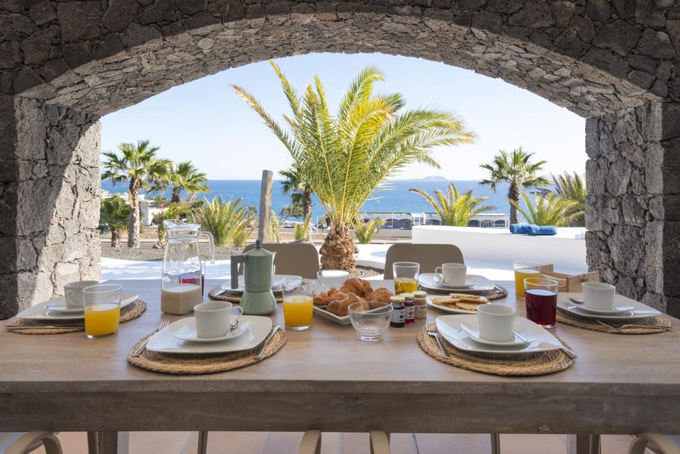 Villa Los Arcos, piscina privada climatizada y jacuzzi con maravillosas vistas al islote de Lobos Villa in Playa Blanca