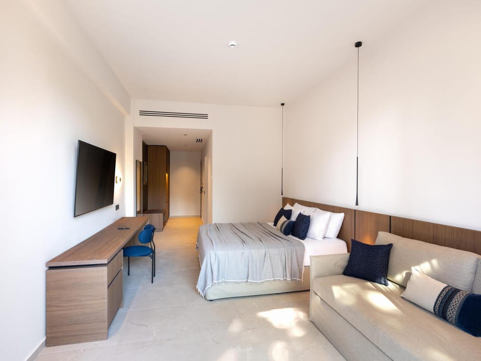 Bed, TV and multimedia, Coffee/tea facilities, Photo of the whole room, safe