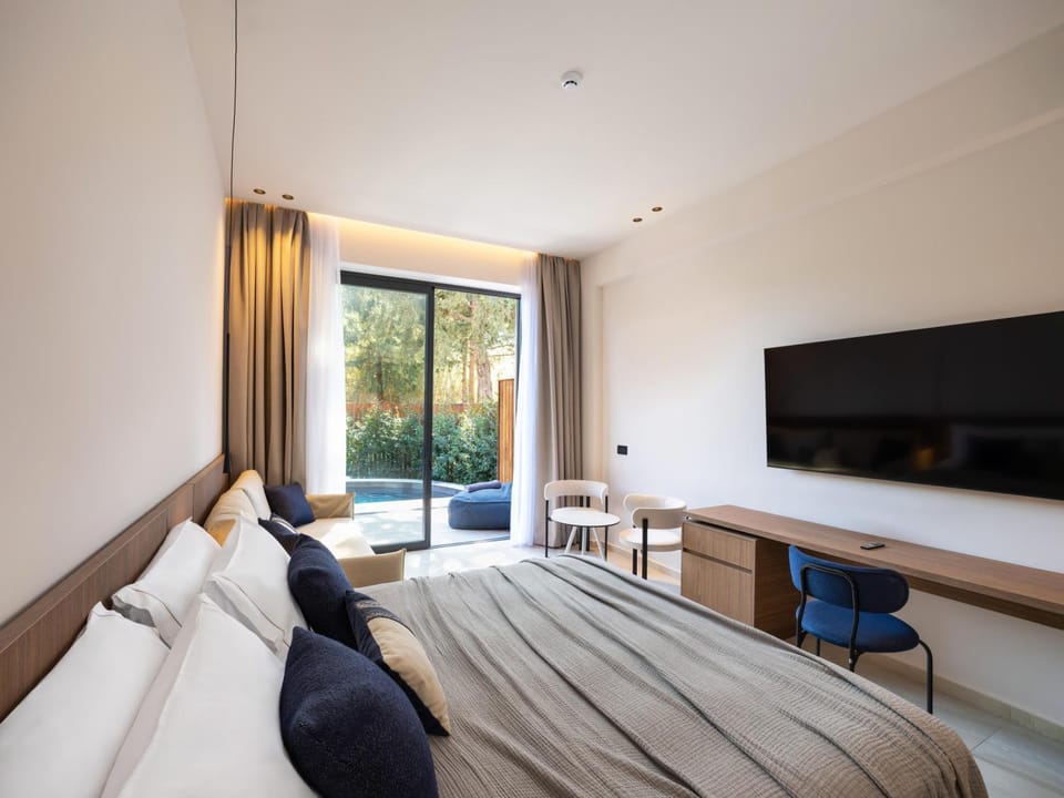 Bed, TV and multimedia, Balcony/Terrace, Photo of the whole room, Swimming pool, safe