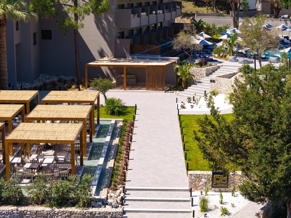 Restaurant/places to eat, Bird's eye view, Swimming pool