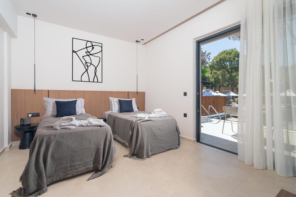 TV and multimedia, Coffee/tea facilities, Balcony/Terrace, Photo of the whole room, Swimming pool, safe