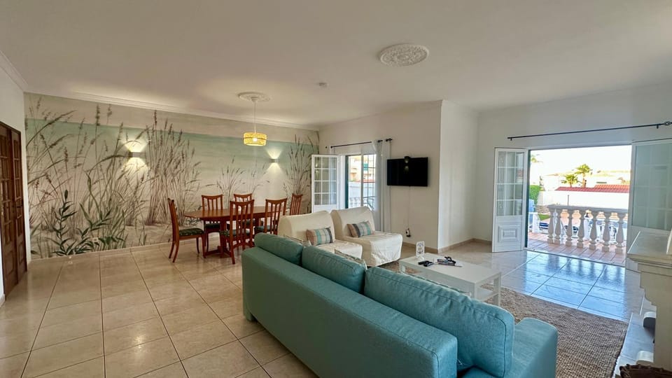 Living room, Seating area, Evening entertainment