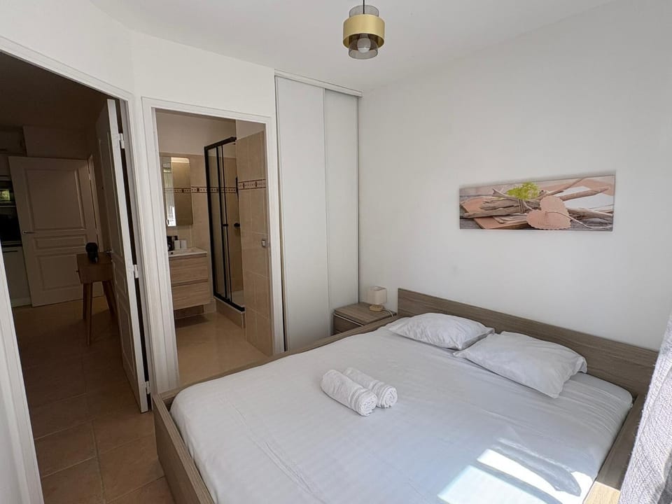 Bed, Bathroom, Photo of the whole room, Bedroom