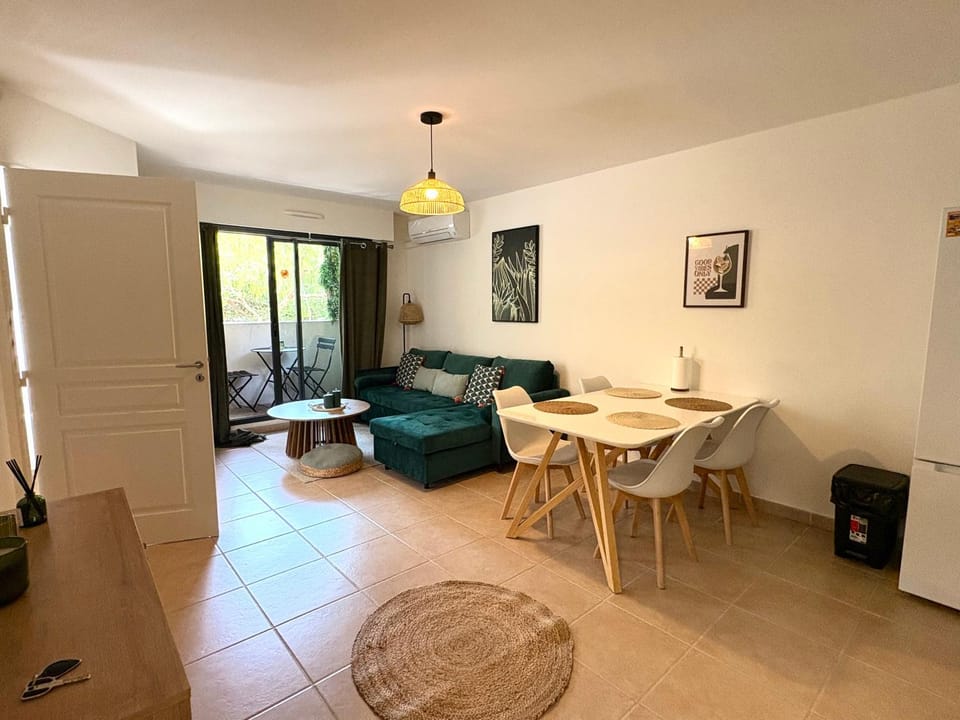 Living room, Seating area, Dining area