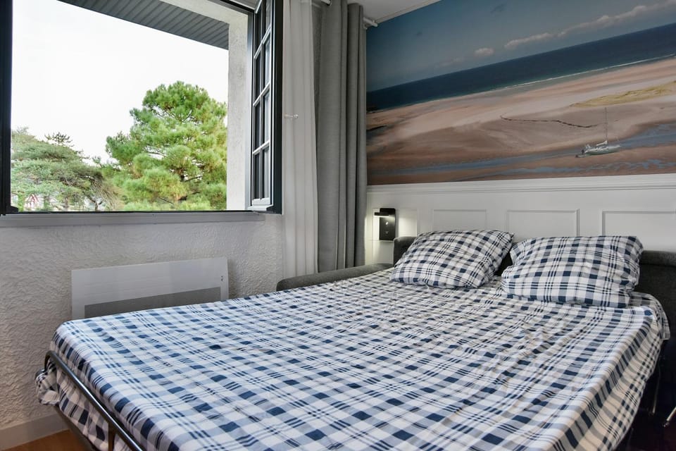 Bed, Living room