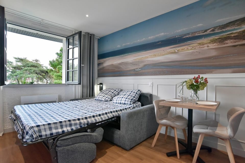 Bed, Living room