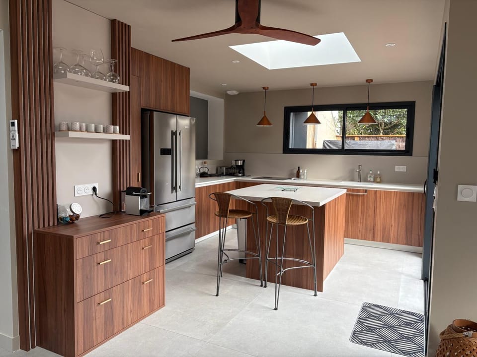 Coffee/tea facilities, Dining area, dishwasher, oven, stove, toaster