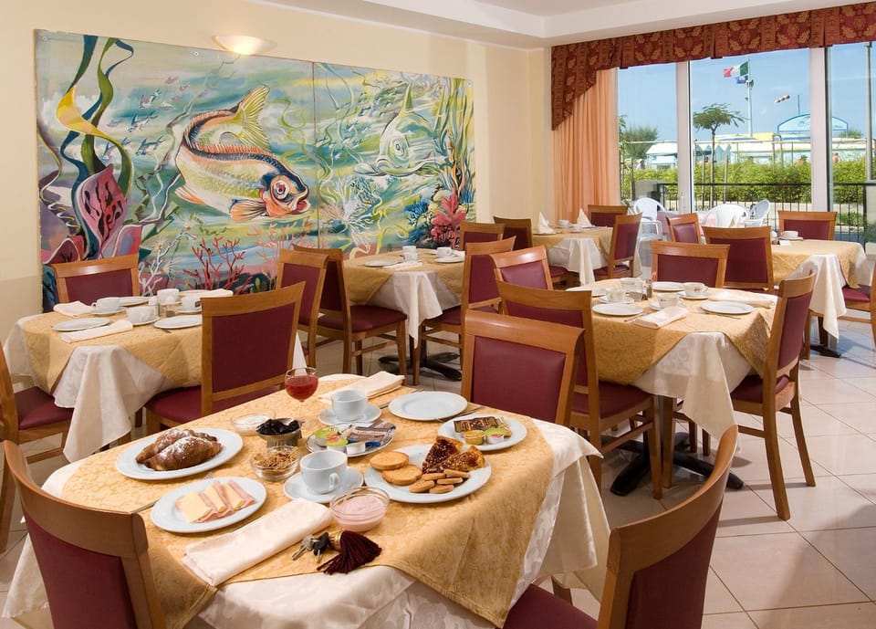 Restaurant/places to eat, Restaurant/places to eat, Continental breakfast