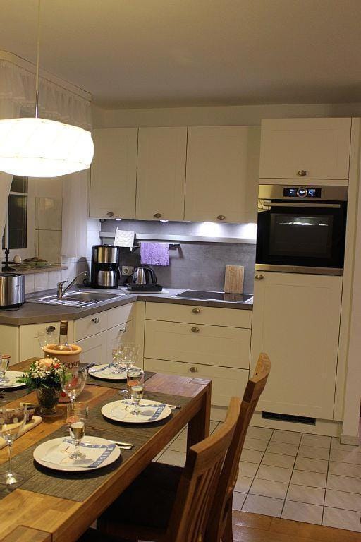 Kitchen or kitchenette, Dining area