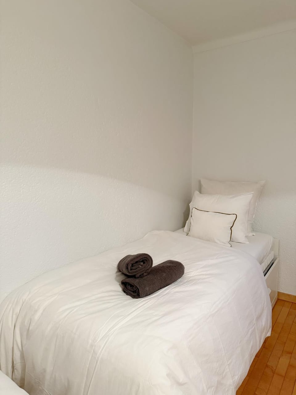 Bed, Bedroom, towels