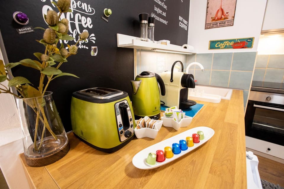 Coffee/tea facilities, Kitchen or kitchenette, stove, toaster