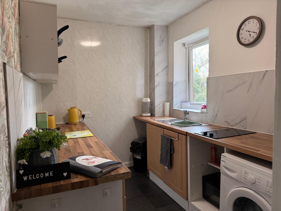 No23 - Bright & spacious 2nd floor flat - PET friendly - Noon check out Apartment in Carlisle
