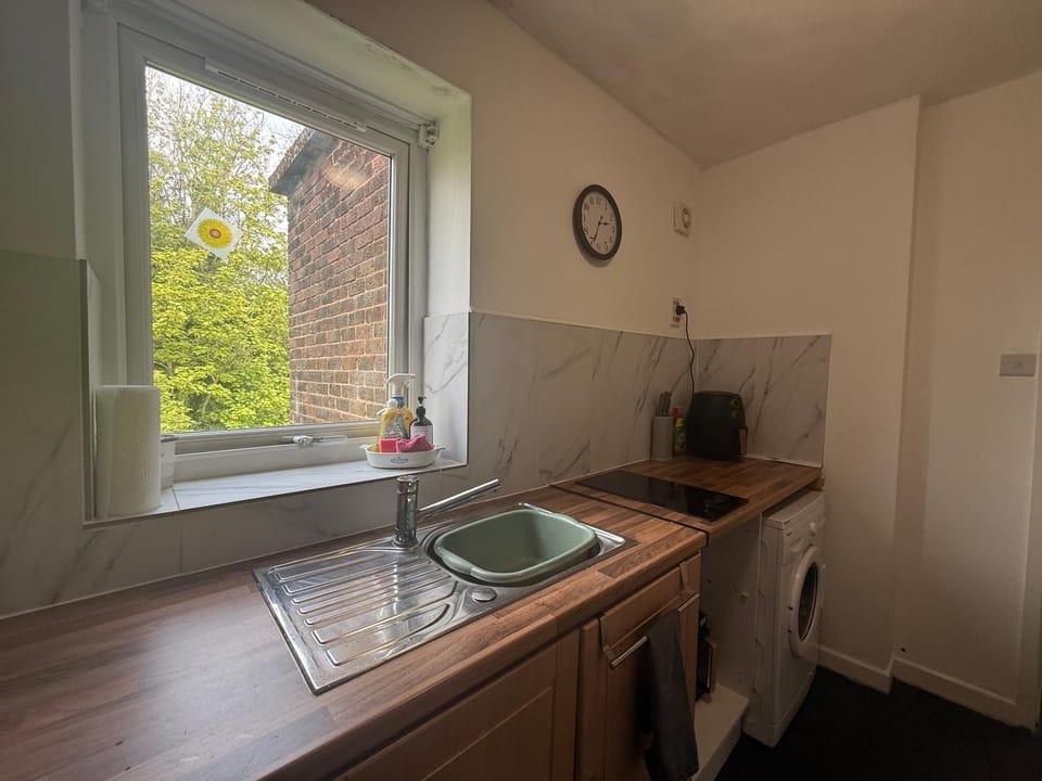 No23 - Bright & spacious 2nd floor flat - PET friendly - Noon check out Apartment in Carlisle