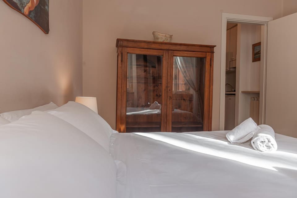 Bedroom, towels, wardrobe