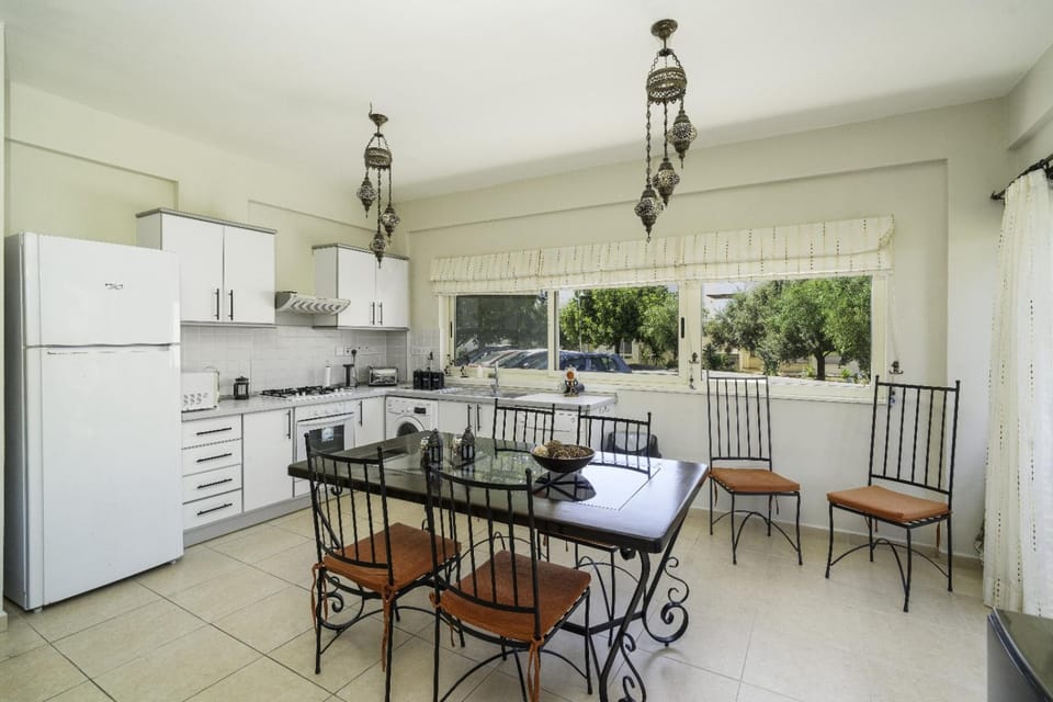 Kitchen or kitchenette, dishwasher