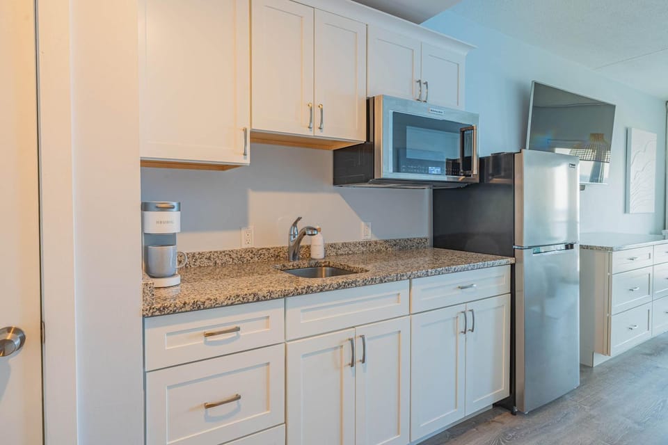 Hampton Tides-Ocean View-Top Floor With Balcony Apartment in Hampton Beach