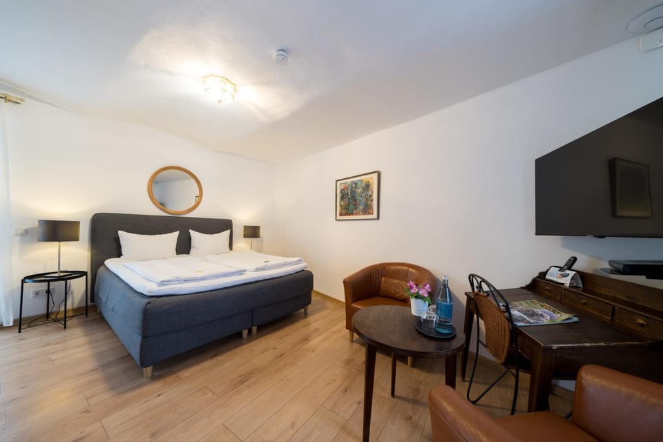Bed, TV and multimedia, Living room, Photo of the whole room, Seating area, Bedroom