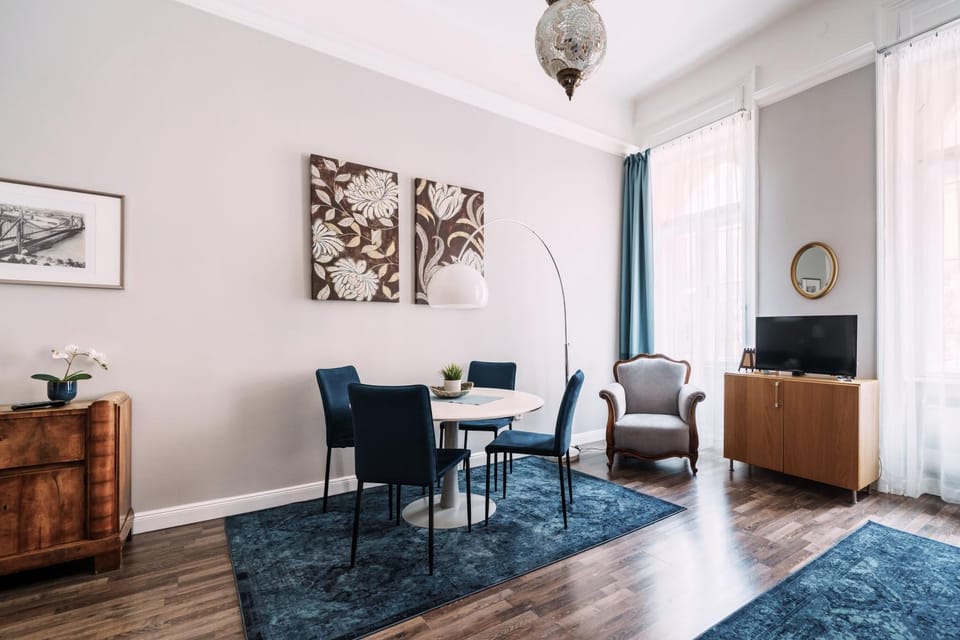 TV and multimedia, Living room, Seating area, Dining area
