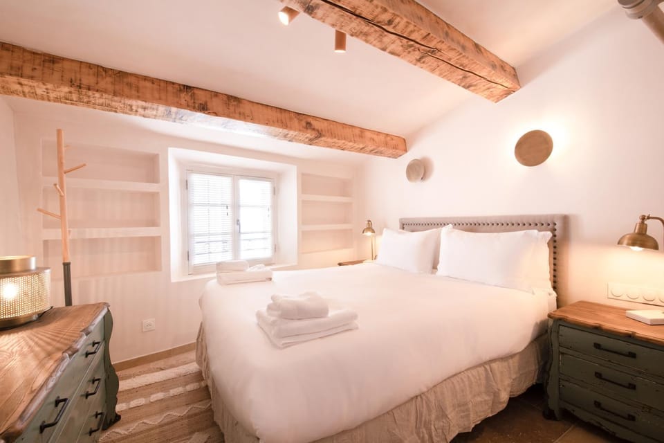 Bed, Photo of the whole room, Bedroom, towels