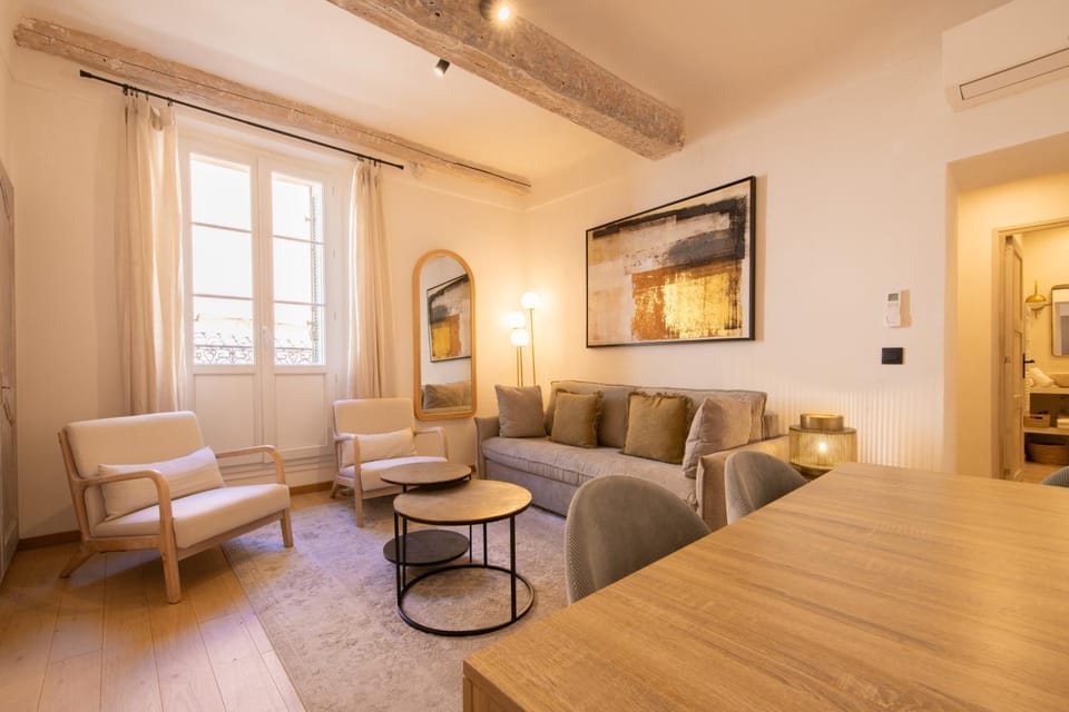TV and multimedia, Living room, Seating area, air conditioner