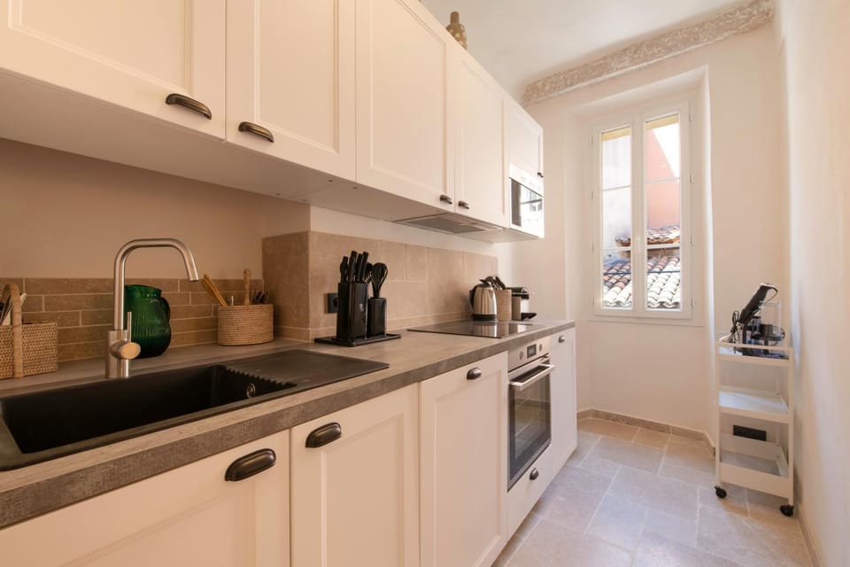 Coffee/tea facilities, Kitchen or kitchenette, oven, stove, toaster