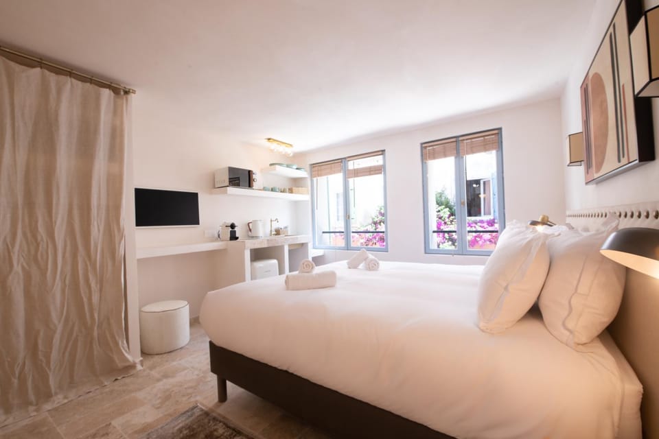 Communal lounge/ TV room, Bed, TV and multimedia, Living room, Photo of the whole room, Seating area, Bedroom