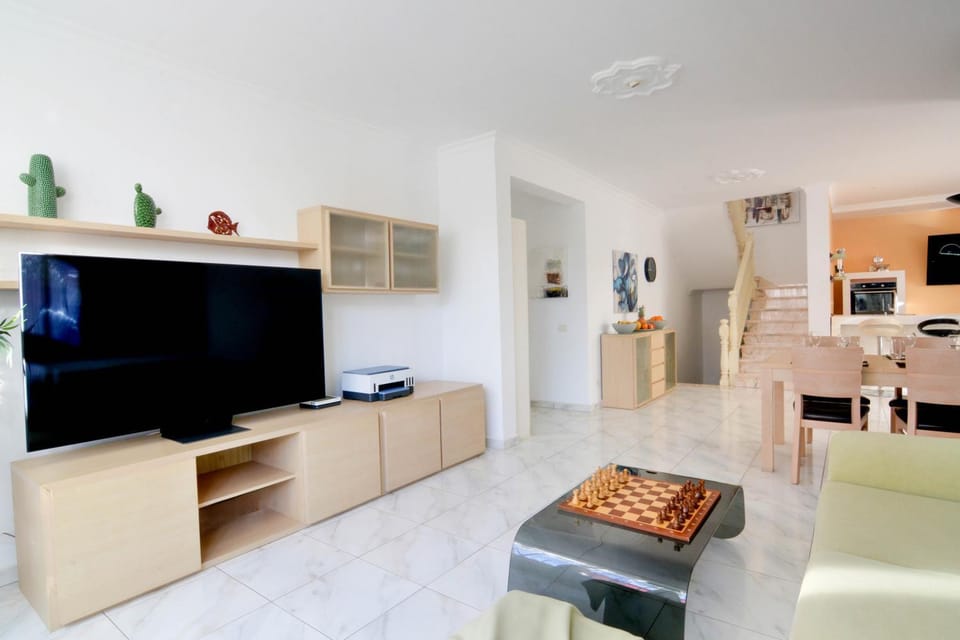 Communal lounge/ TV room, TV and multimedia, Living room, Evening entertainment