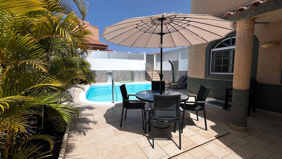 Dining area, Pool view, Swimming pool, sunbed