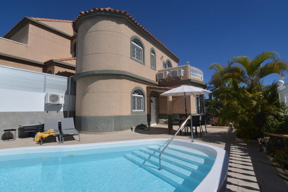 Property building, Pool view, Swimming pool, sunbed