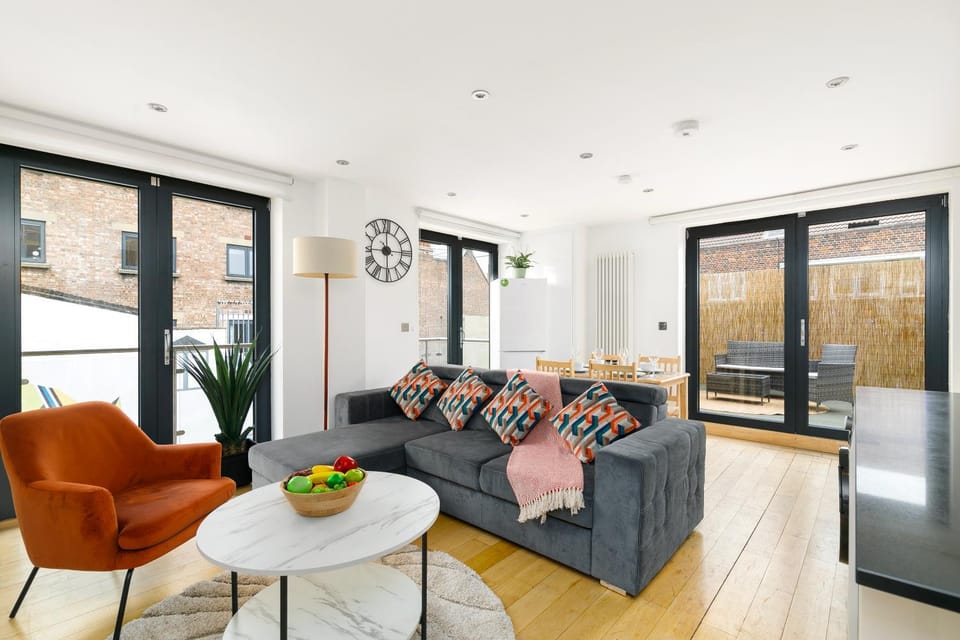 Living room, Photo of the whole room, Decorative detail, Seating area, Evening entertainment