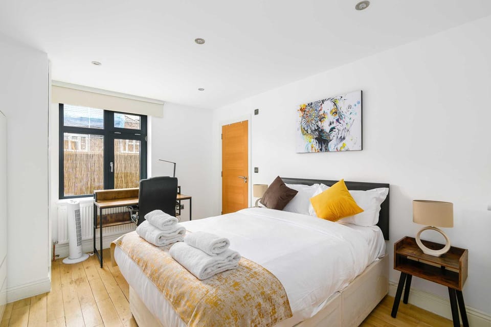 Bed, Photo of the whole room, Decorative detail, Seating area, Bedroom, heating, wardrobe