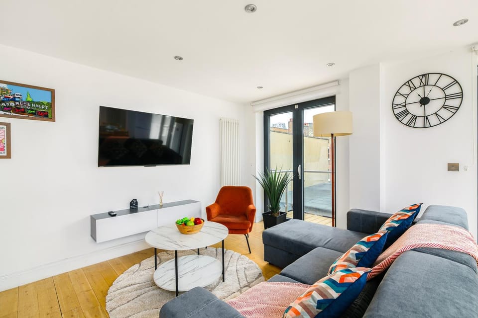 TV and multimedia, Living room, Seating area, Evening entertainment