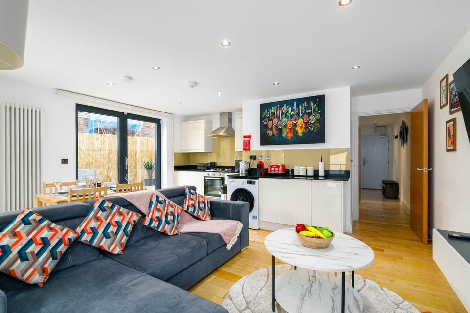 TV and multimedia, Kitchen or kitchenette, Living room, Decorative detail, Seating area, Dining area, heating, internet