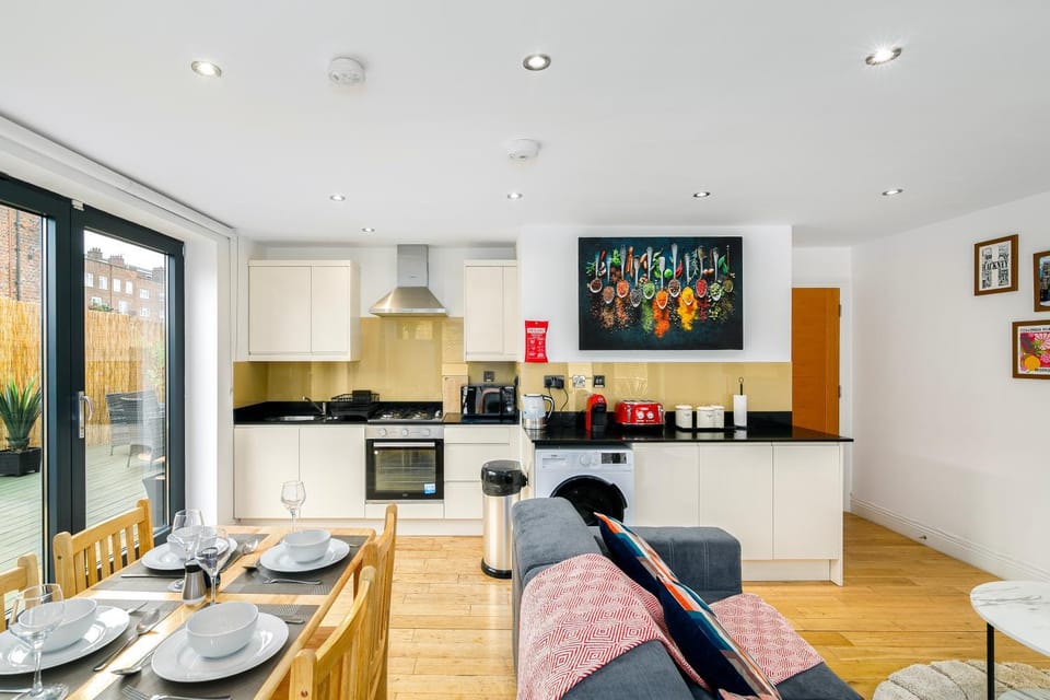 Kitchen or kitchenette, Living room, Seating area, Dining area, oven, stove, toaster, washing machine, kitchen