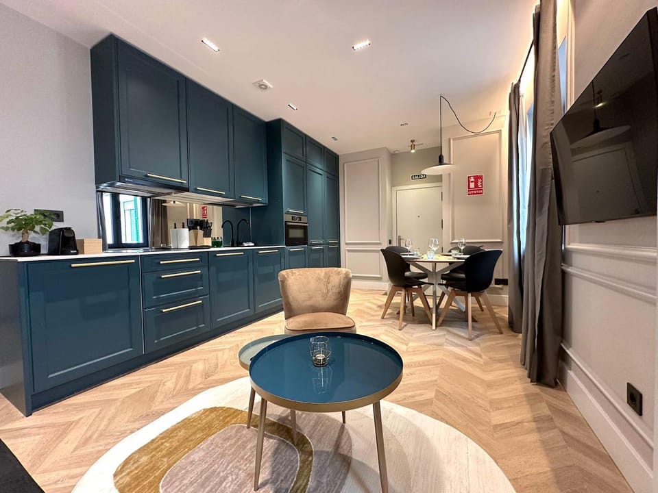 TV and multimedia, Kitchen or kitchenette, Living room, Dining area, stove