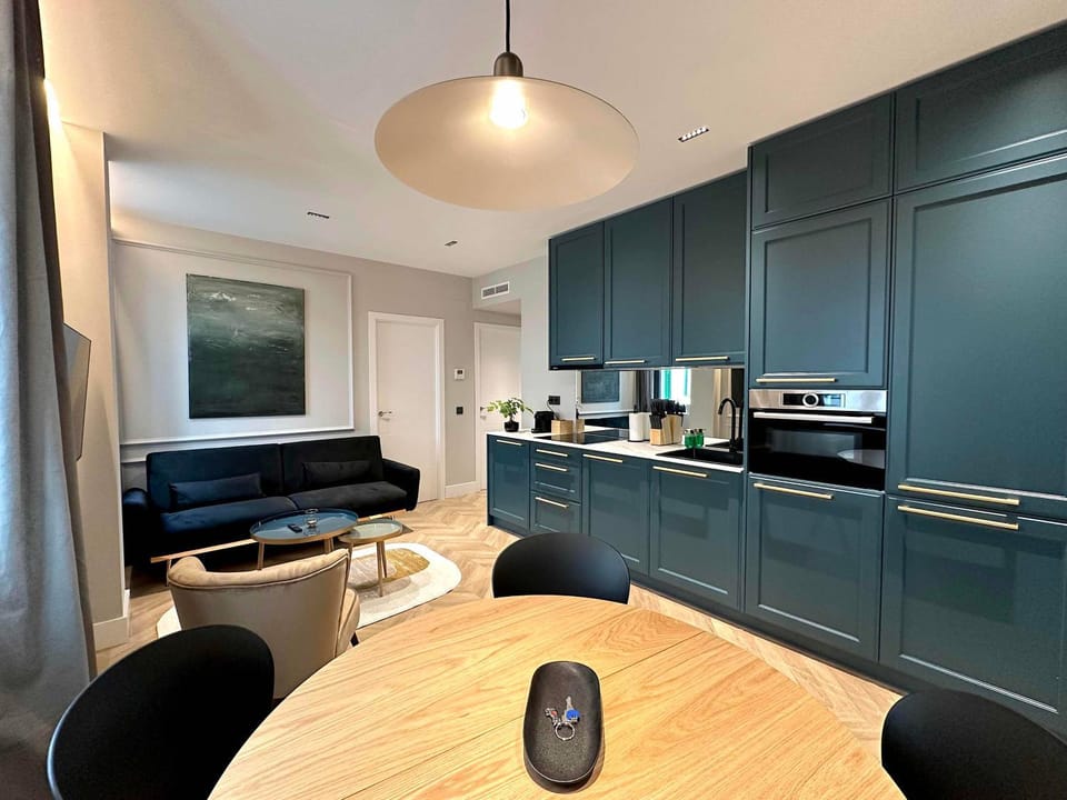 Coffee/tea facilities, Kitchen or kitchenette, Living room, Dining area, oven, stove, toaster