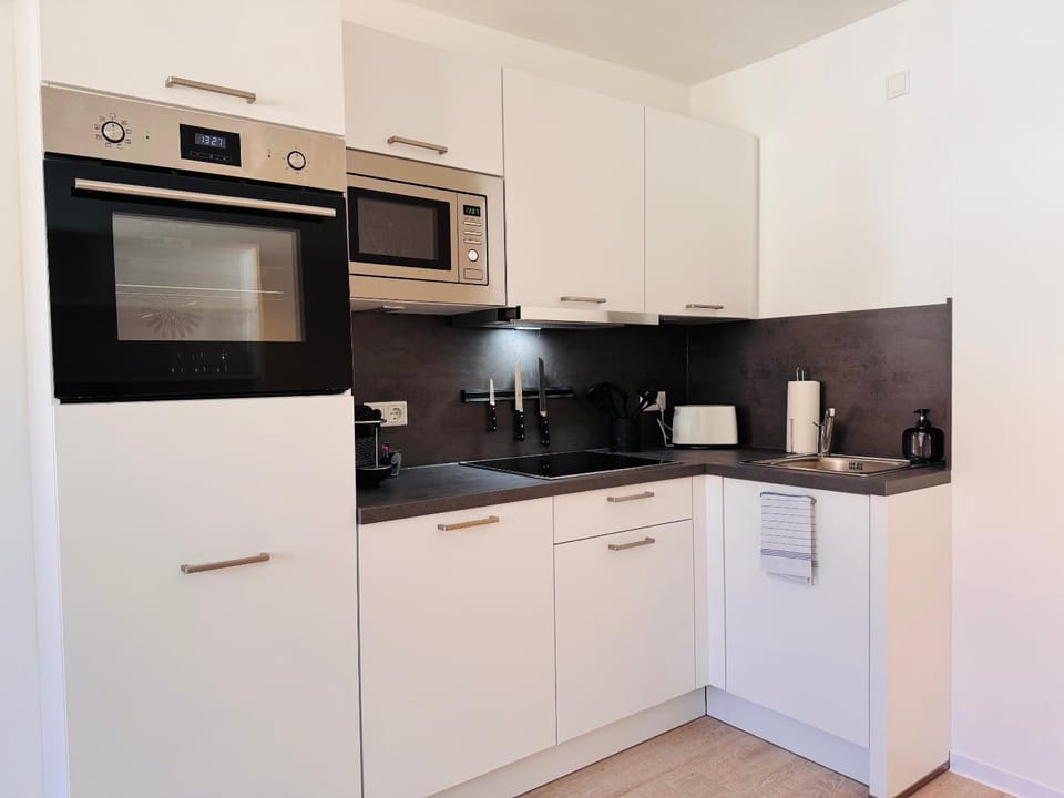 Coffee/tea facilities, Kitchen or kitchenette, dishwasher, oven, stove, toaster